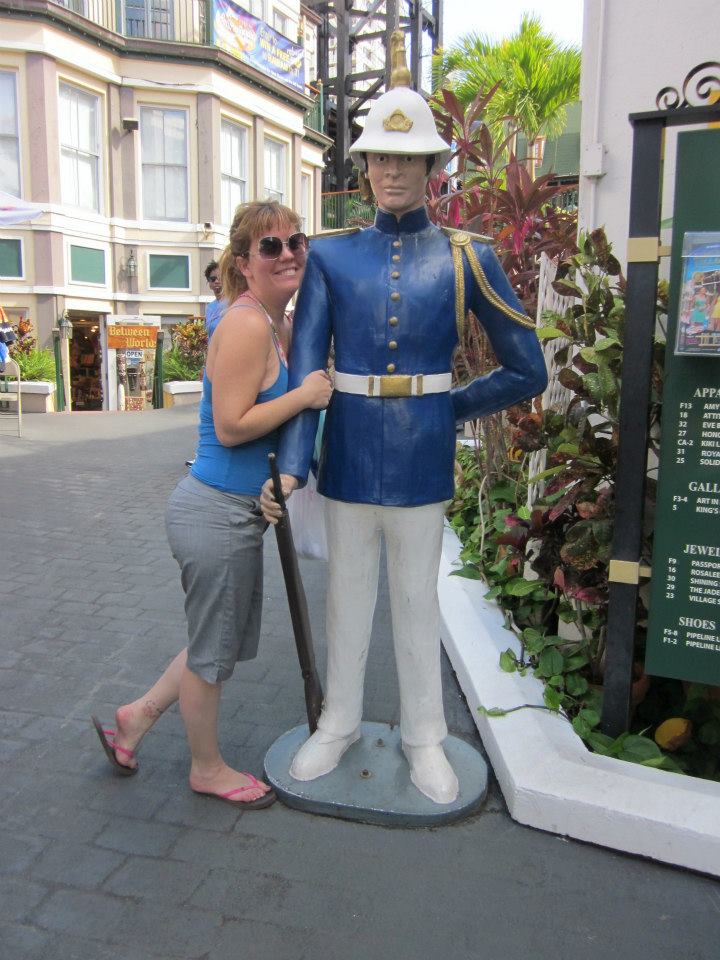 Reannon posing with statue in Honolulu, Hawaii