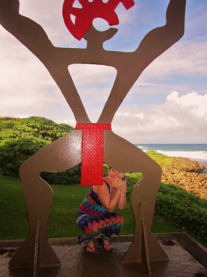 Reannon posing with Hawaiian soldier statue