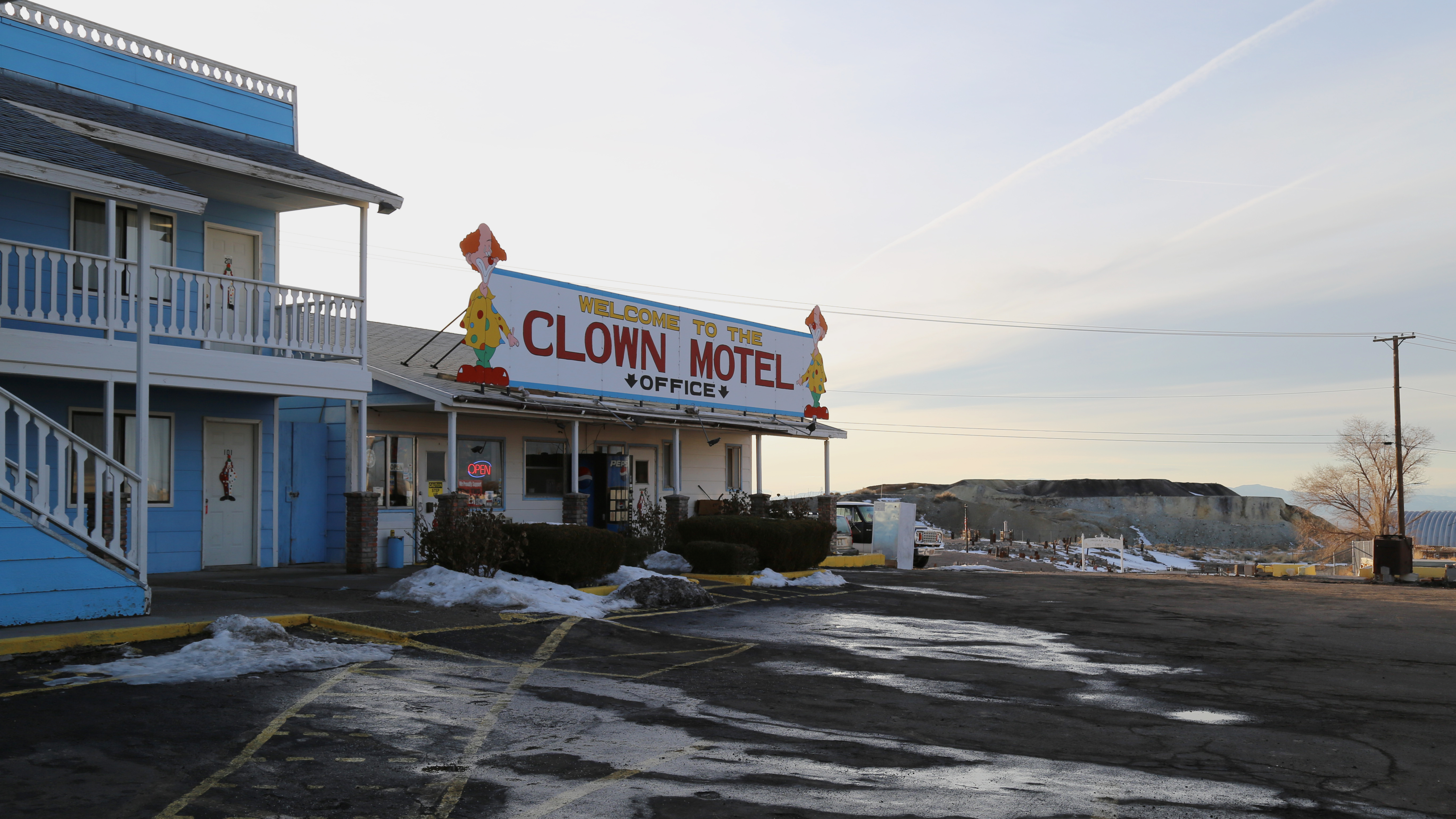 clown motel outside